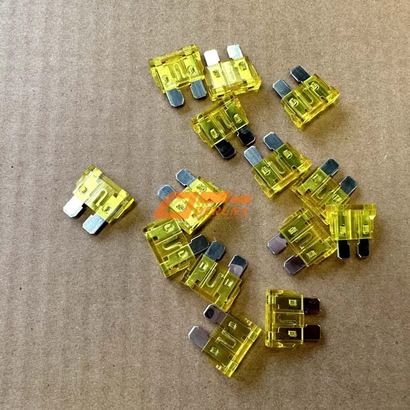 WG9716582301+005 20A Chip Fuse